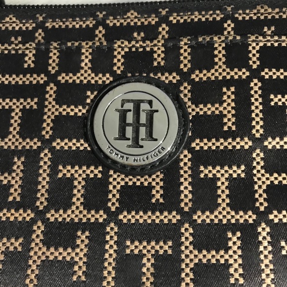 TOMMY HILFIGER Handbag purse. - Picture 2 of 8